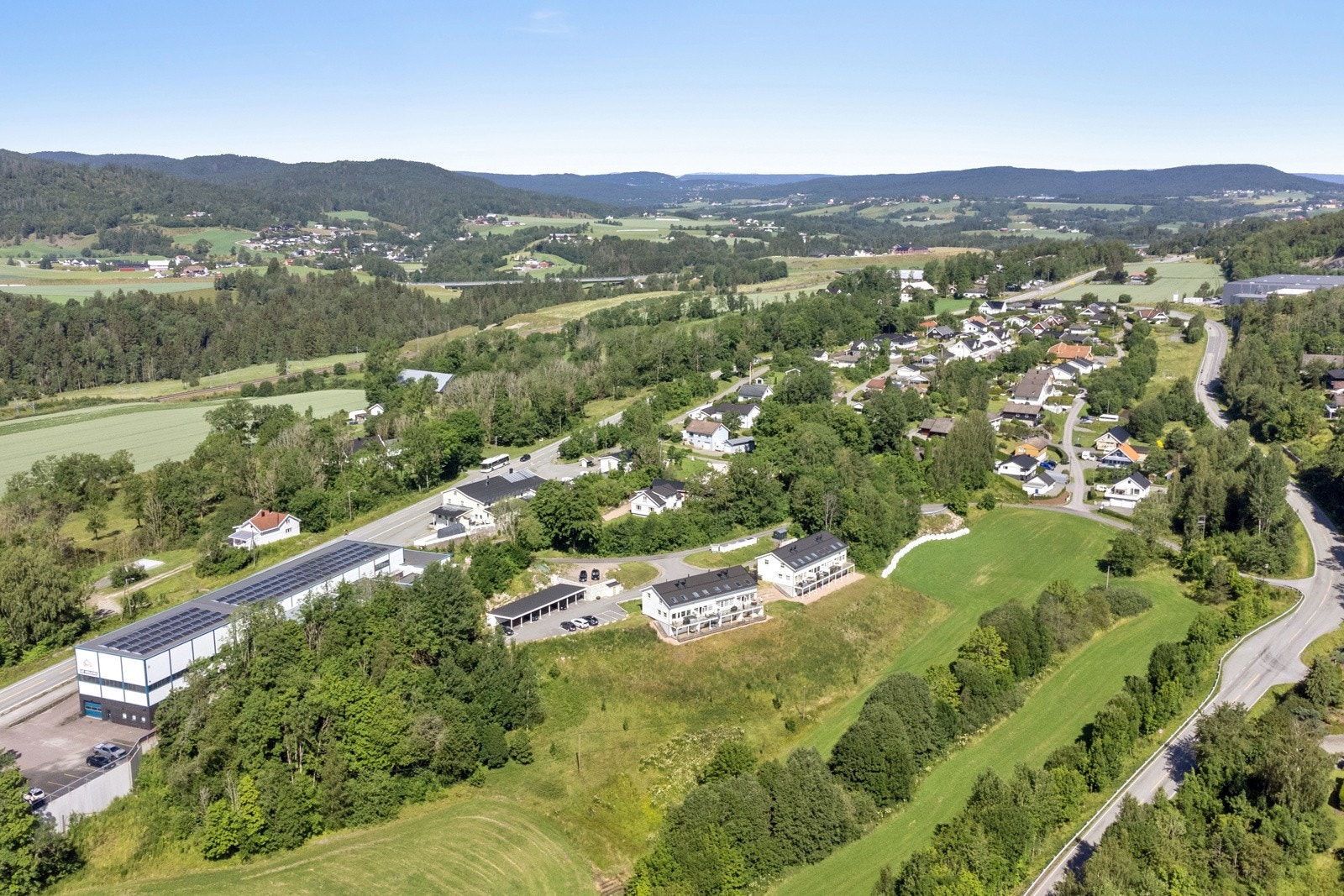Det er ca. 5 km og 6 minutters kjøretur til Sande sentrum med servicetilbud. 10 minutter til Drammen. Galleribilde