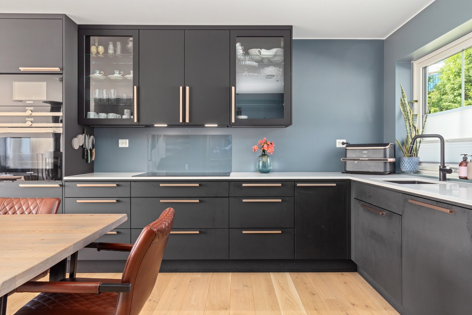 Kjøkkenet har moderne innredning med slette fronter og laminat benkeplate. Galleribilde