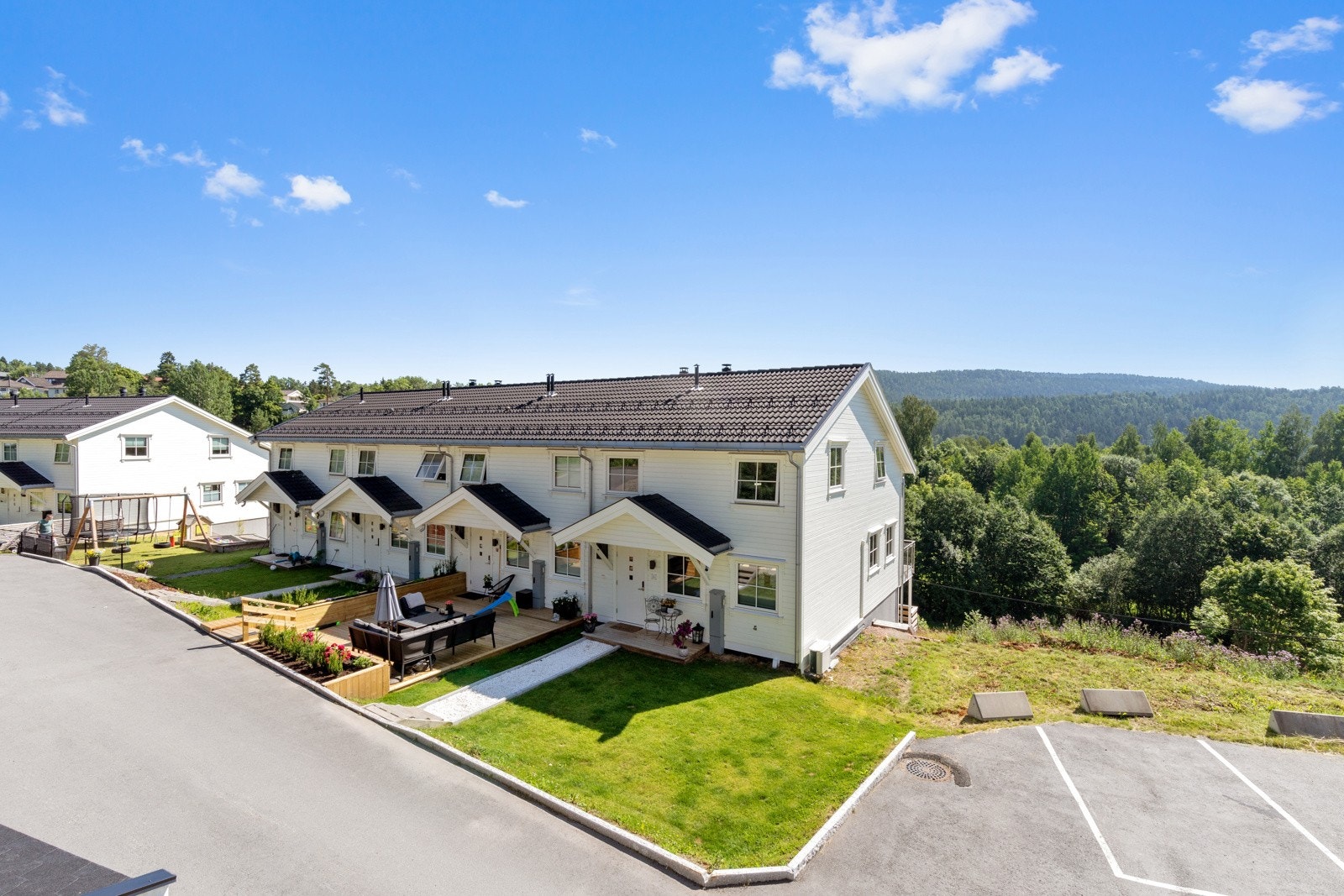 Boligen ligger på enden av rekken, med enkel vei til carporten. Elbillader medfølger. Galleribilde