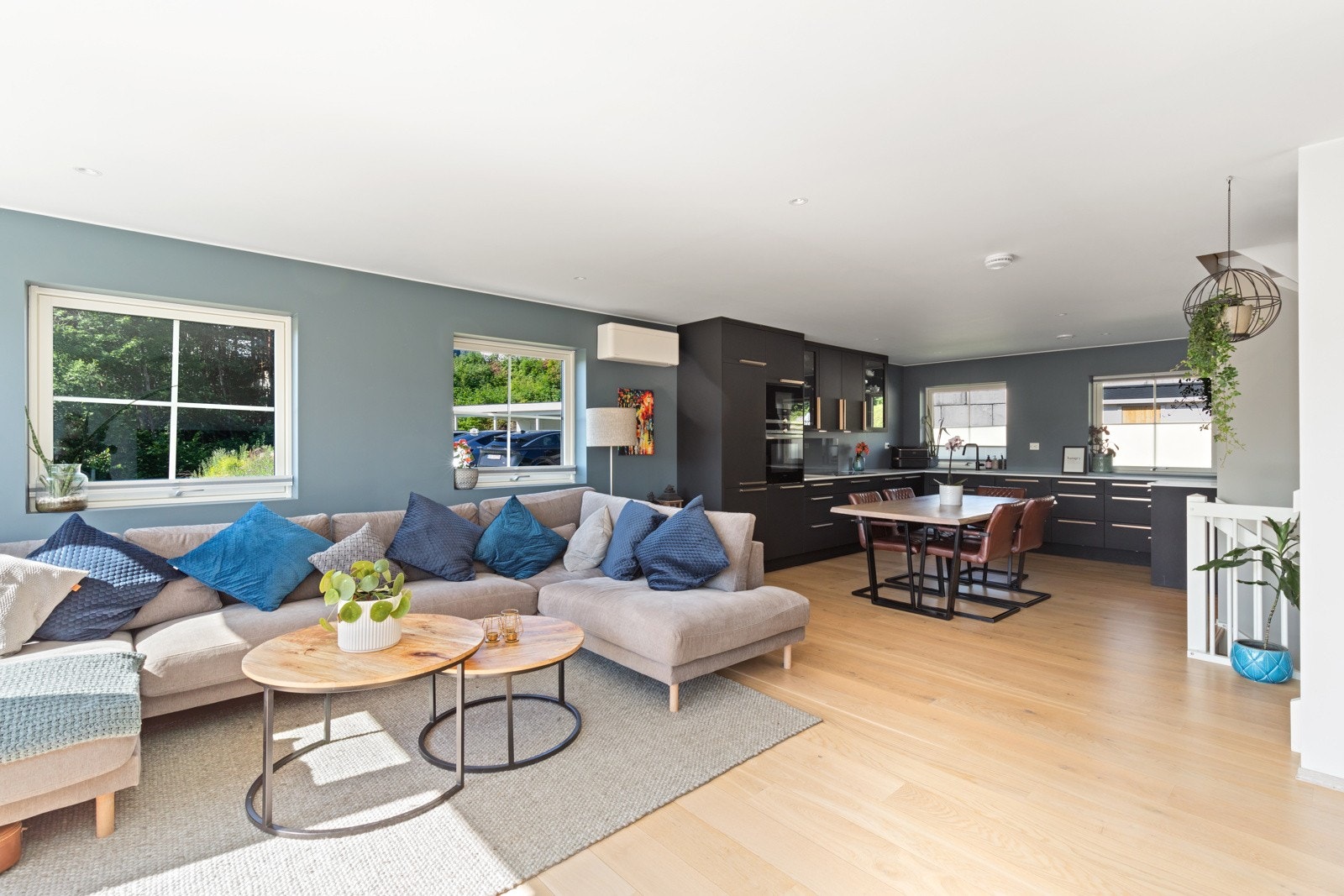 Stue og kjøkken i åpen og sosial løsning. Galleribilde