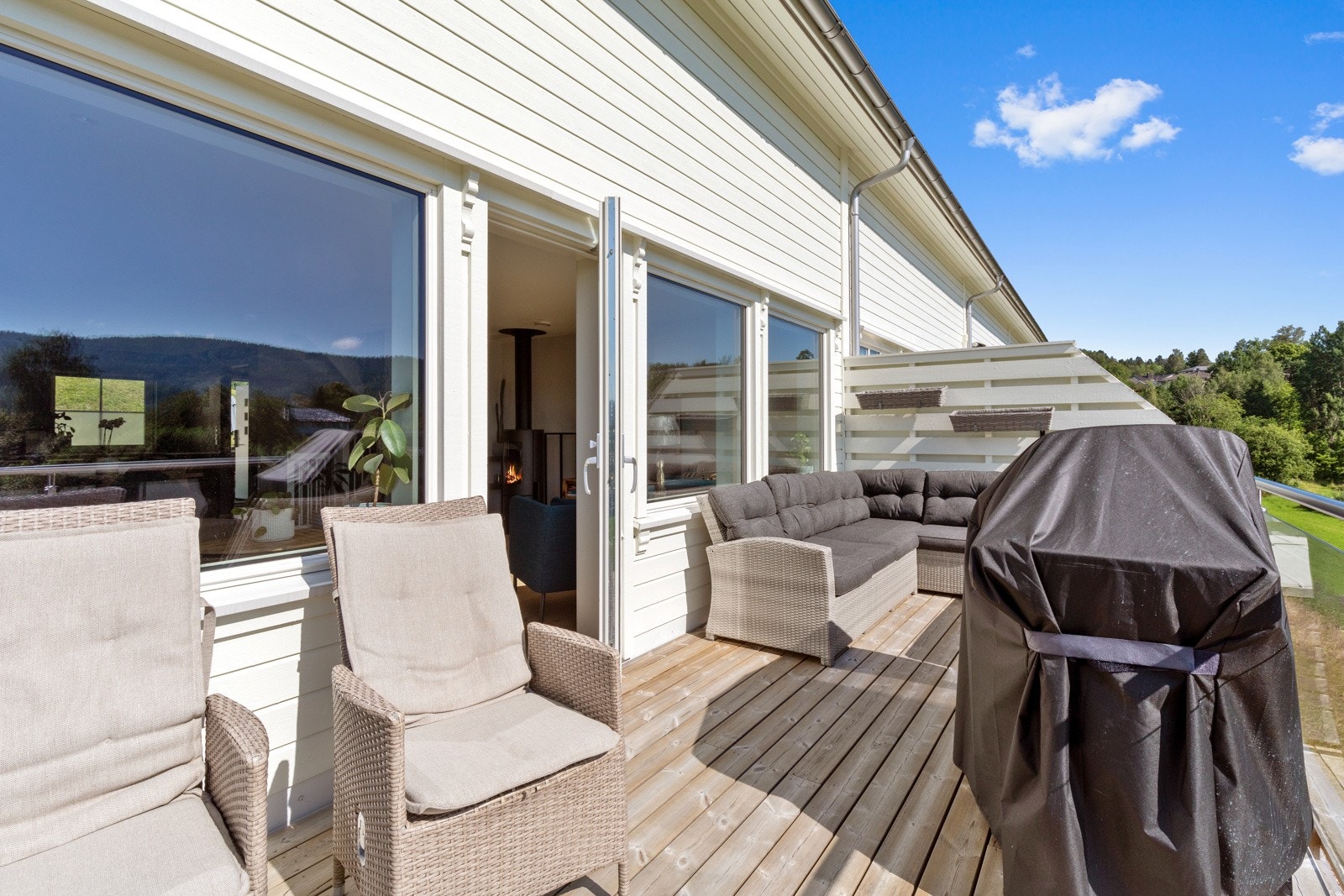 Det er uteplass i 1. etasje og i underetasjen, som til sammen måler 36 kvm. Galleribilde