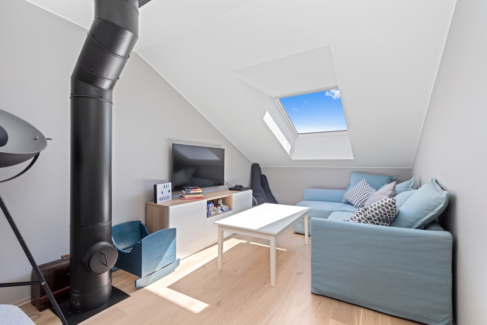 Loftstue i 2.etg. med godt lysinnslipp. Galleribilde