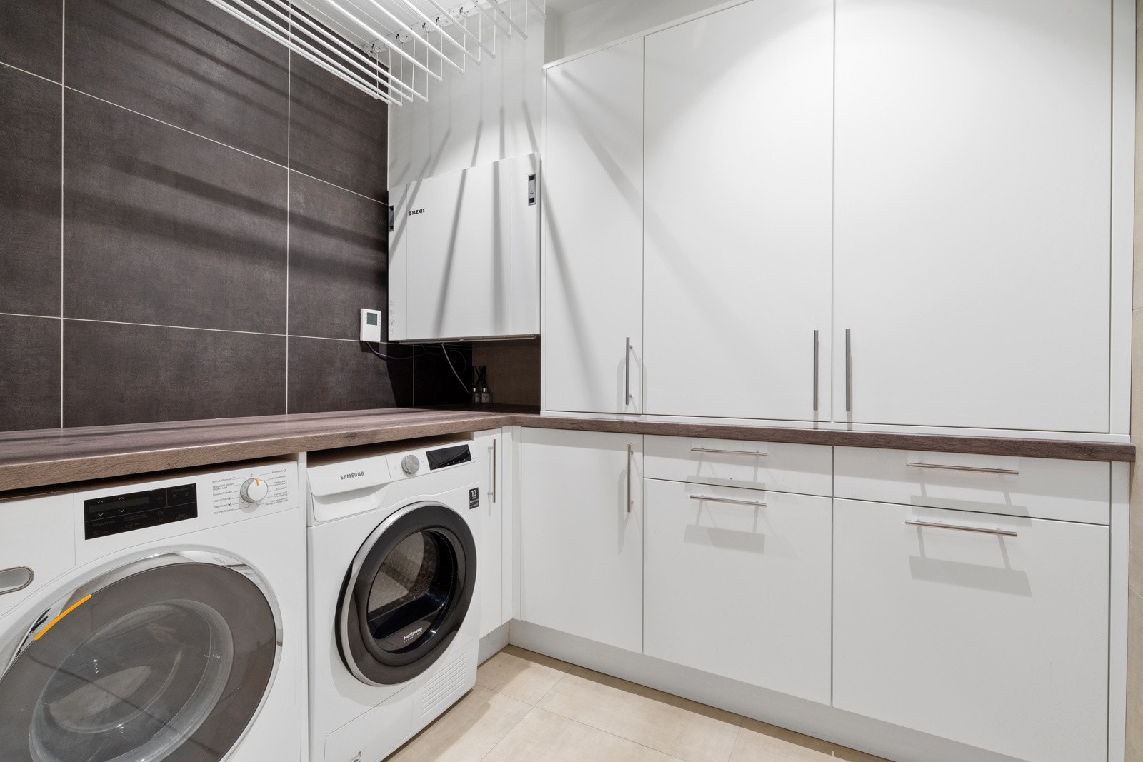 Ryddig og meget pent vaskerom. Galleribilde