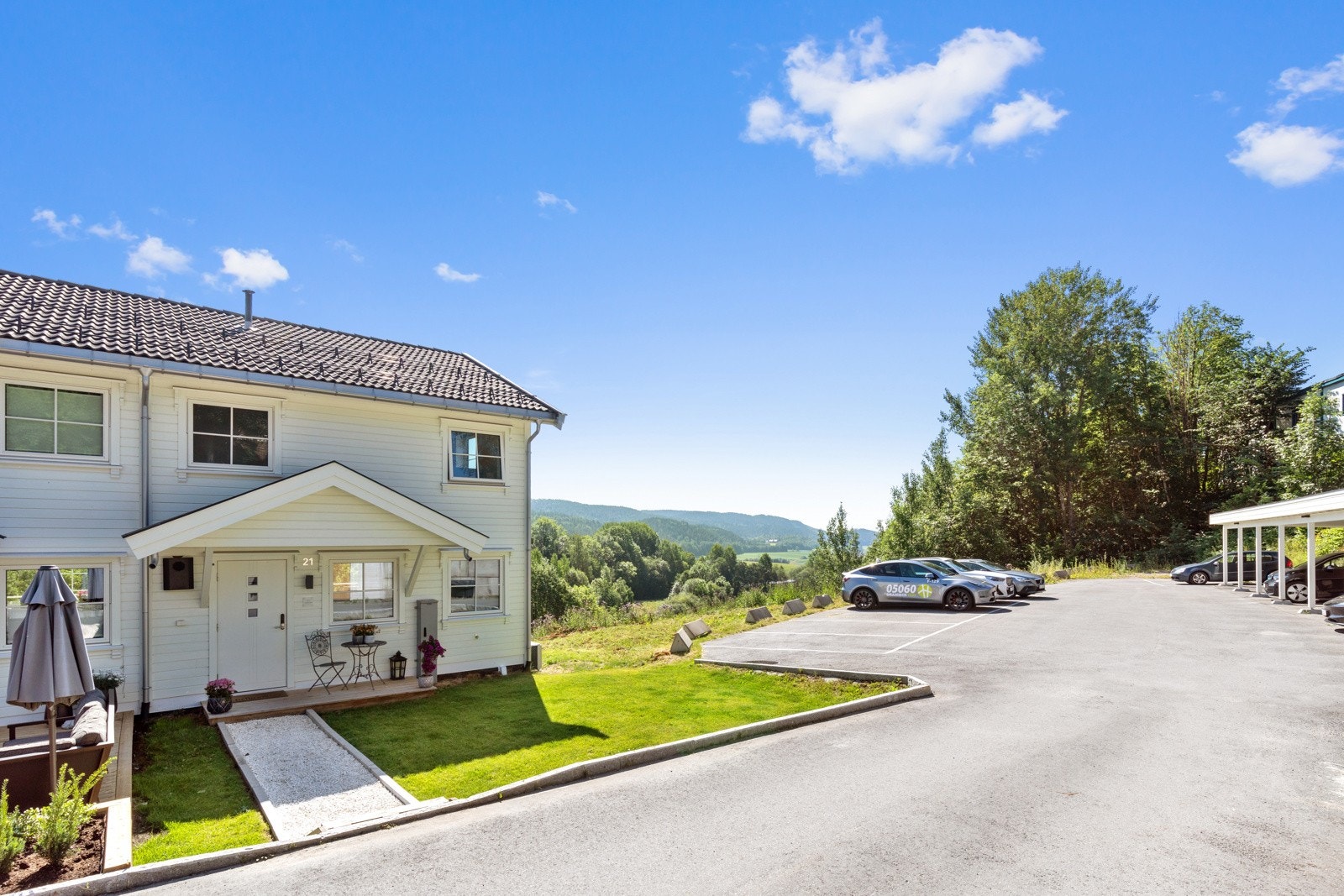 Det er bruksrett til hageflekken foran huset. Her er det kveldssol. Galleribilde