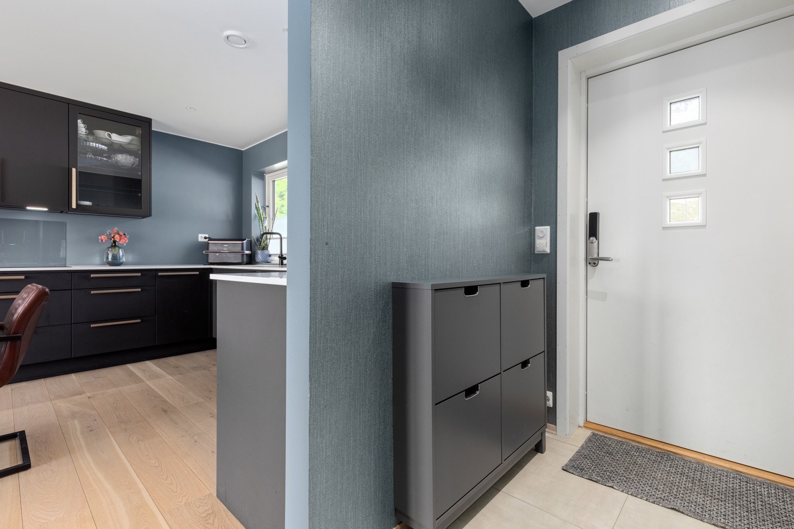 Flisalgt entré og ytterdør med kodelås. Galleribilde