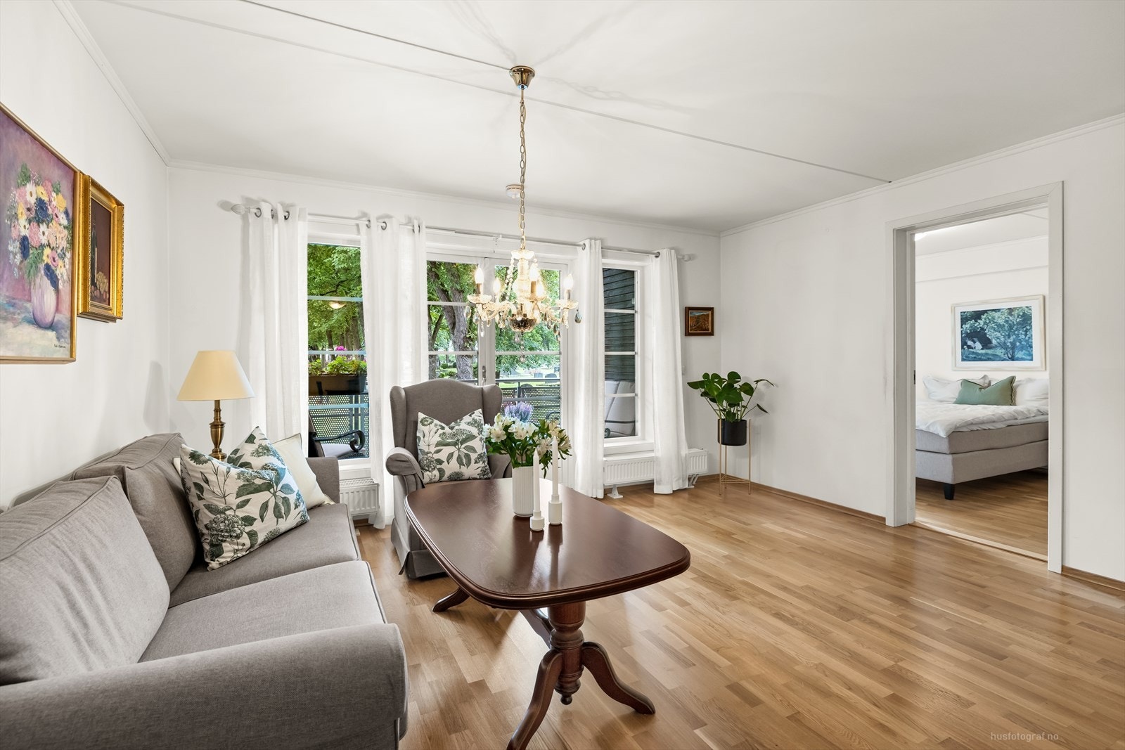 Her er det plass til sofa og bord. Fra stuen er det utgang til balkong via dobbel fløydør. Galleribilde