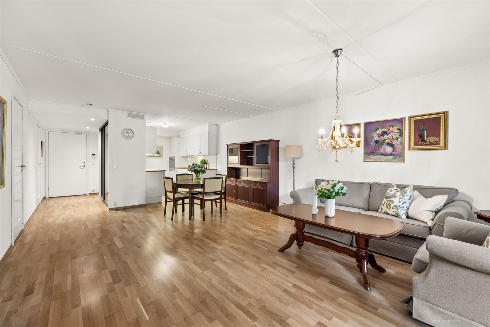 En god og romslig planløsning, med pene overflater. Galleribilde