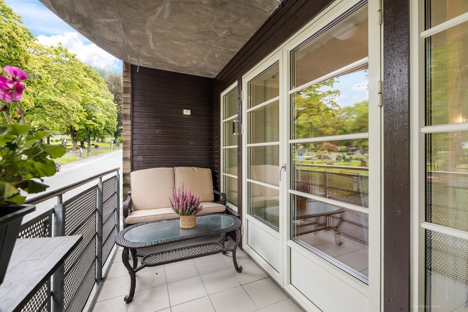 Det er utsikt ut over kirkegården. Dobbel fløydør fra stuen. Montert utvendig stikkontakt. Galleribilde