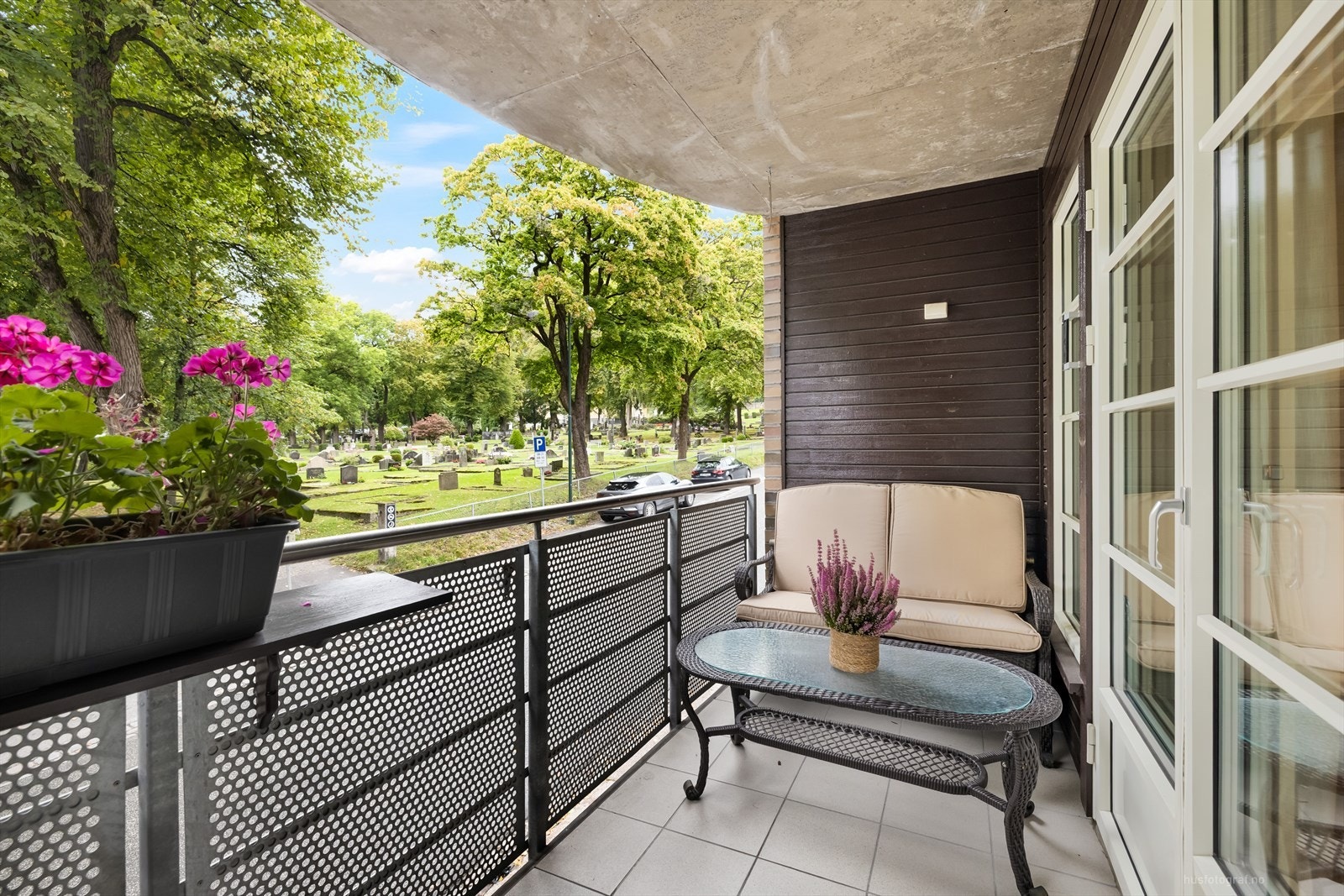 Vestvendt og takoverbygget. Det er plass til sofa og bord. Galleribilde