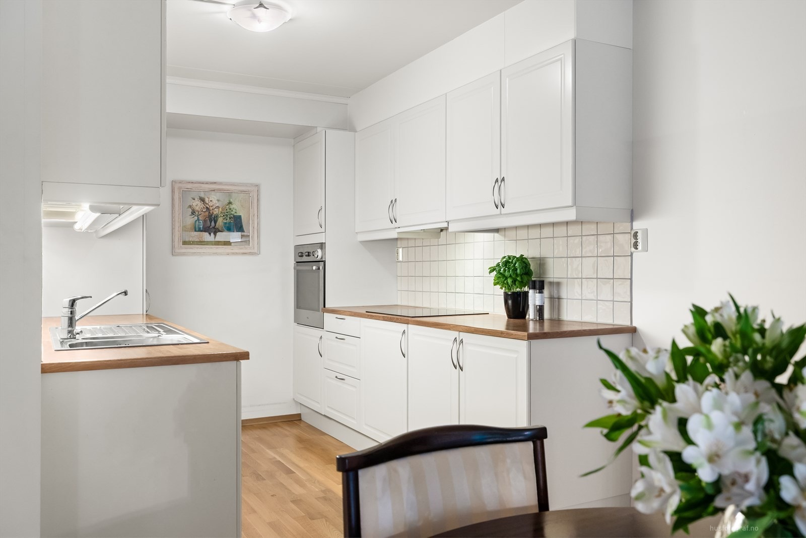 Kjøkkenet har pen innredning med profilerte fronter. Benkeplaten er av laminat. Det er integrert kjøleskap, oppvaskmaskin, platetopp og stekeovn. Galleribilde