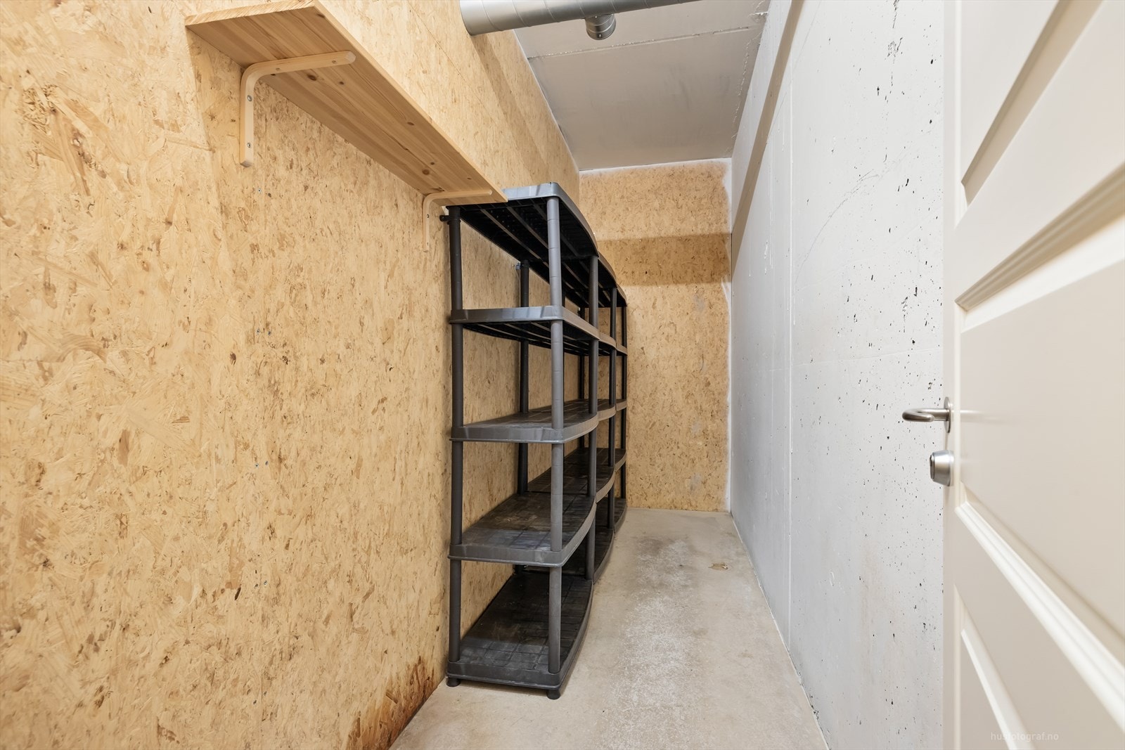 Praktisk bod med hyller i 1 .etasje. Galleribilde