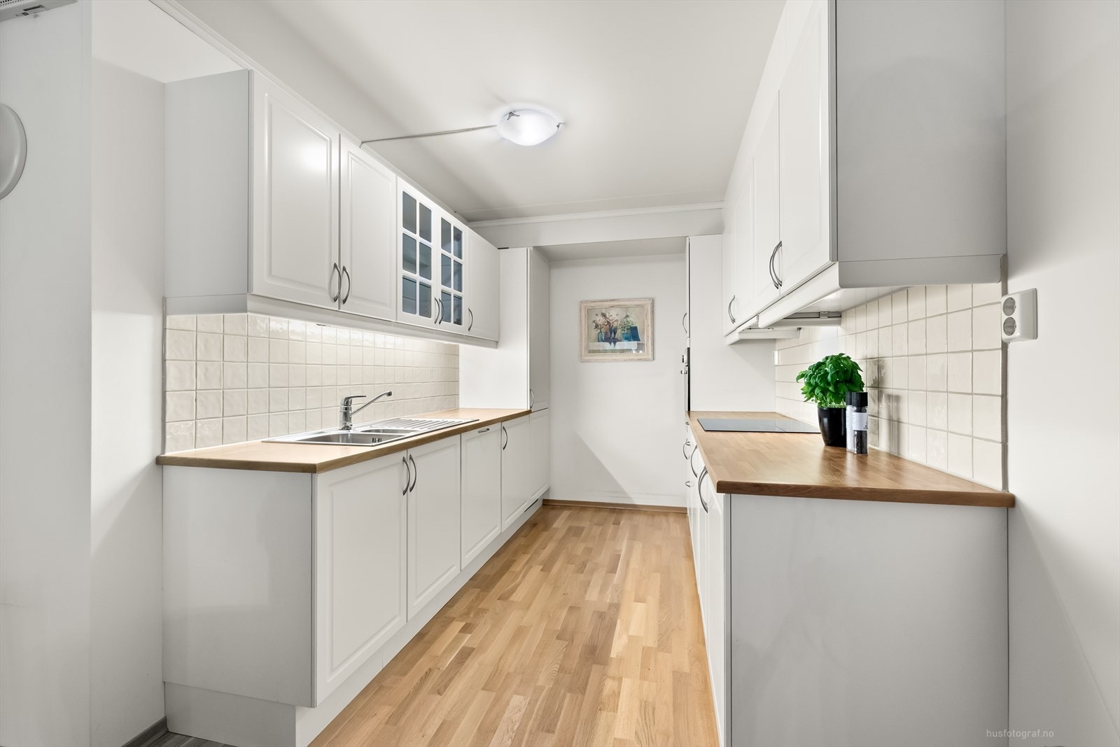 Godt med skapplass over og under benken. Det er flissatt over benk. Galleribilde