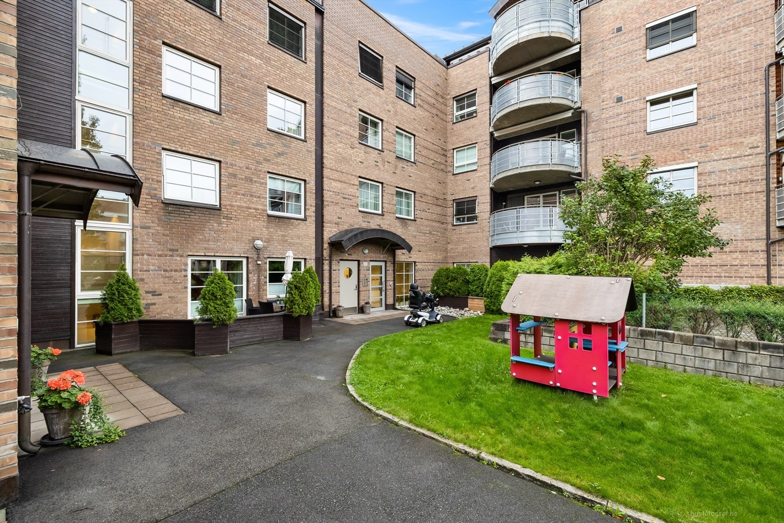 Felles lekeplass utenfor inngangspartiet. Galleribilde