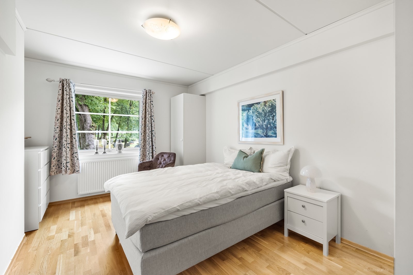 Soverommet har en svært god størrelse, plass til dobbeltseng, garderobe og nattbord. Galleribilde