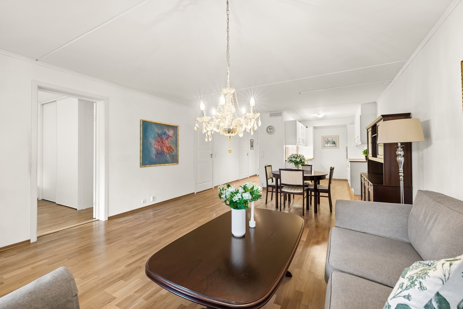 Det er plass til spisebord i forlengelse til kjøkkenet som er delvis åpent mellom stue/kjøkken. Galleribilde