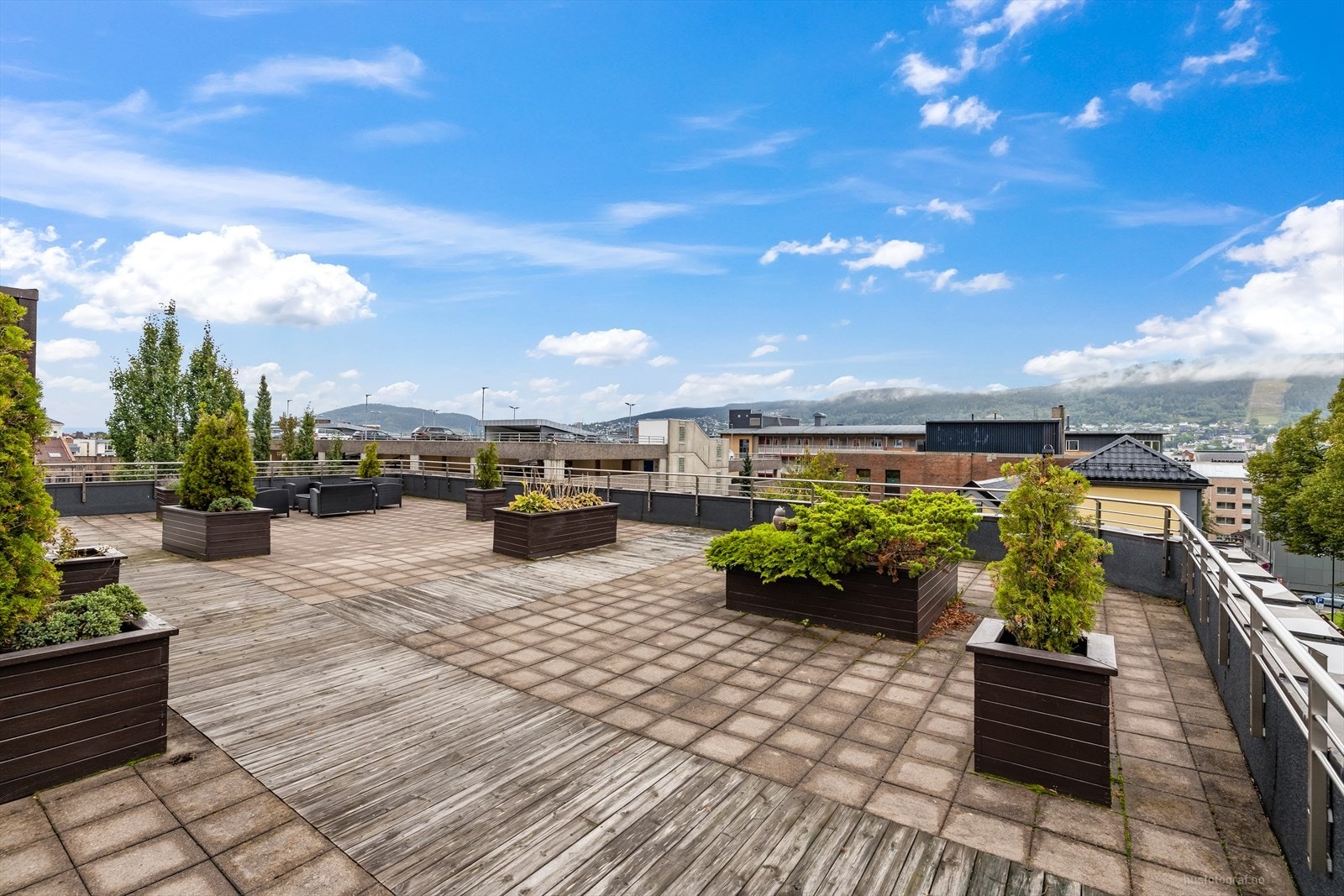 Felles takterrasse med svært gode solforhold. Borettslaget er veletablert og har ryddige samt pene fellesareal. Galleribilde