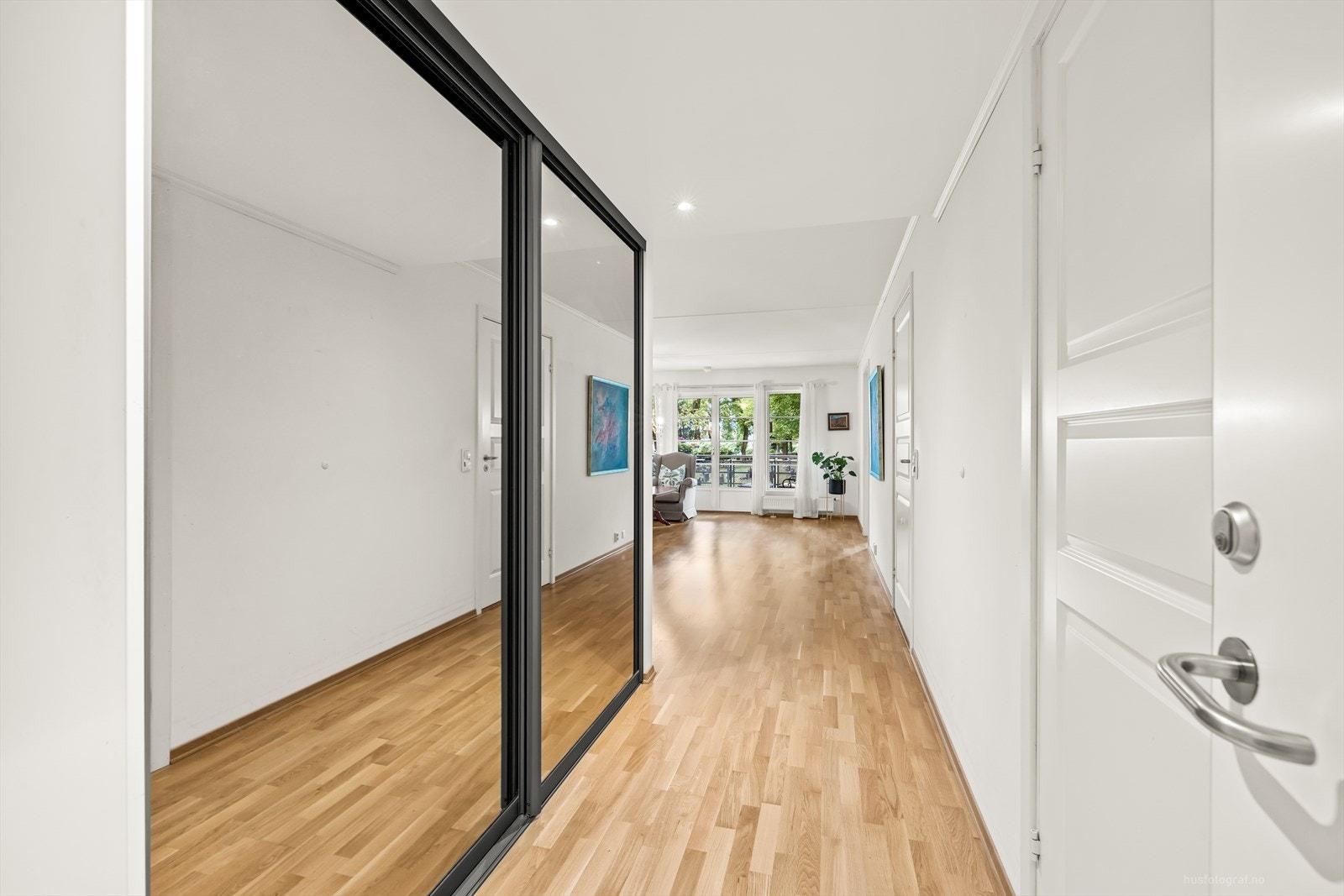 I gangen er det en stor speildør skyvedørsgarderobe med godt til oppbevaring av yttertøy. Galleribilde