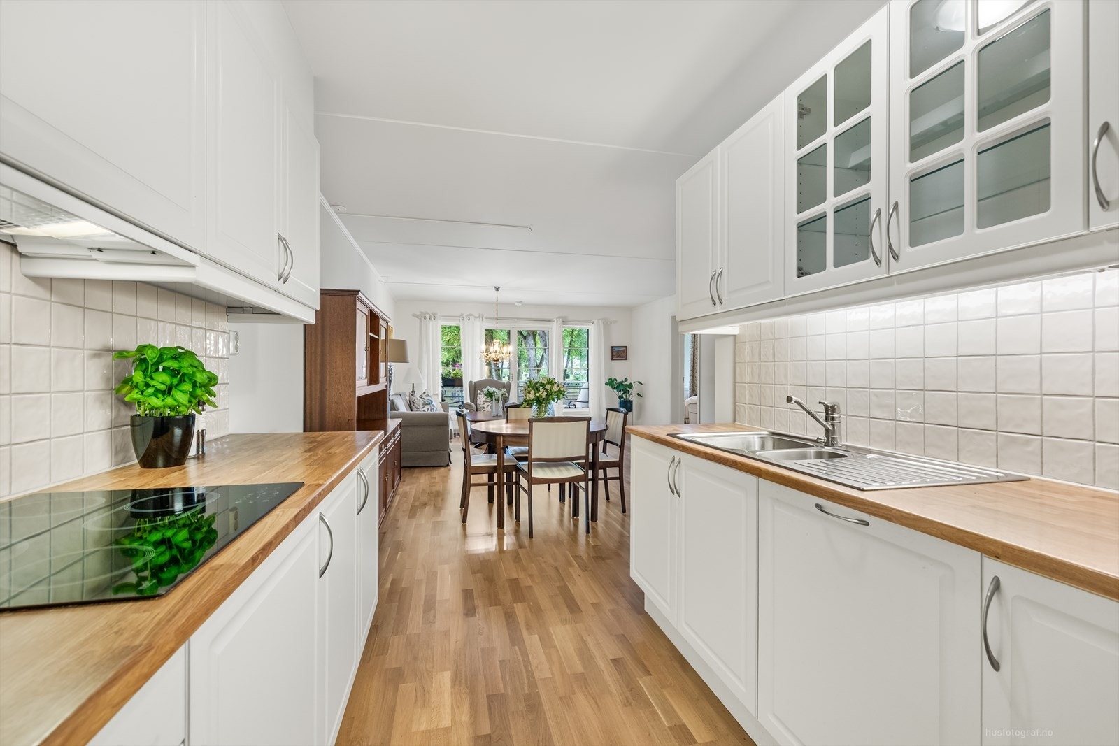 De store vindusflatene utgjør en trivelig romfølelse til oppholdsrommet. Galleribilde