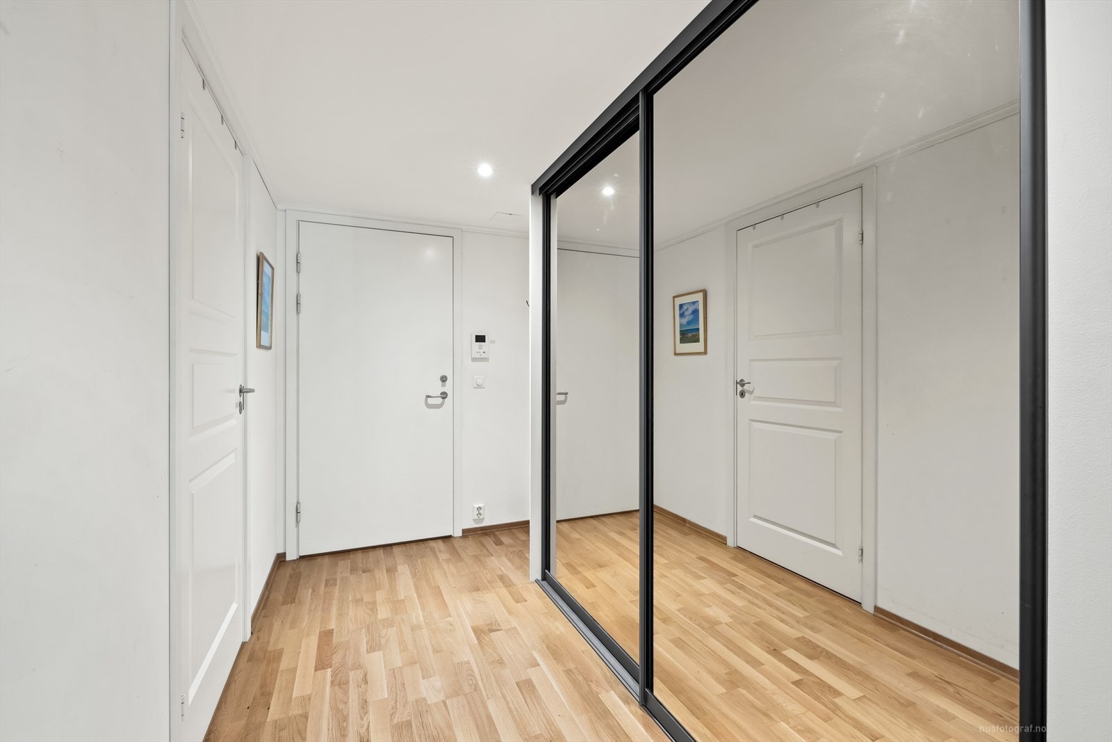 Montert dørcalling ved ytterdør. Velkommen inn! Galleribilde