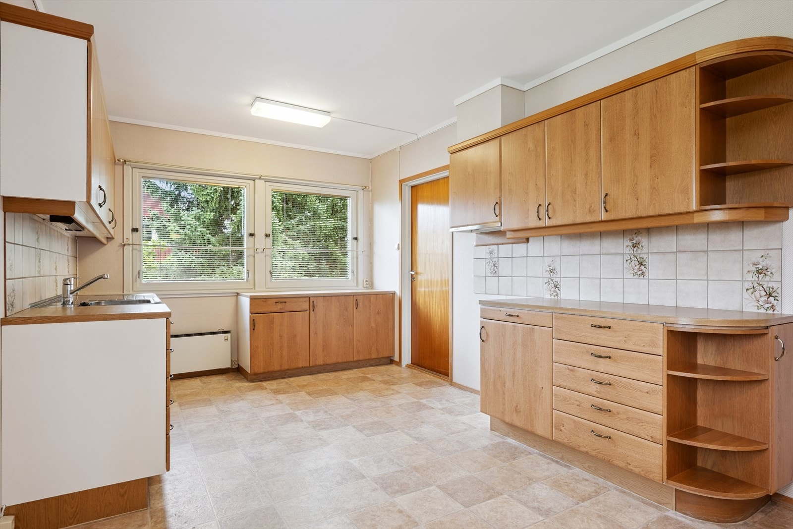 Kjøkkenet har godt med skuffer og skap Galleribilde