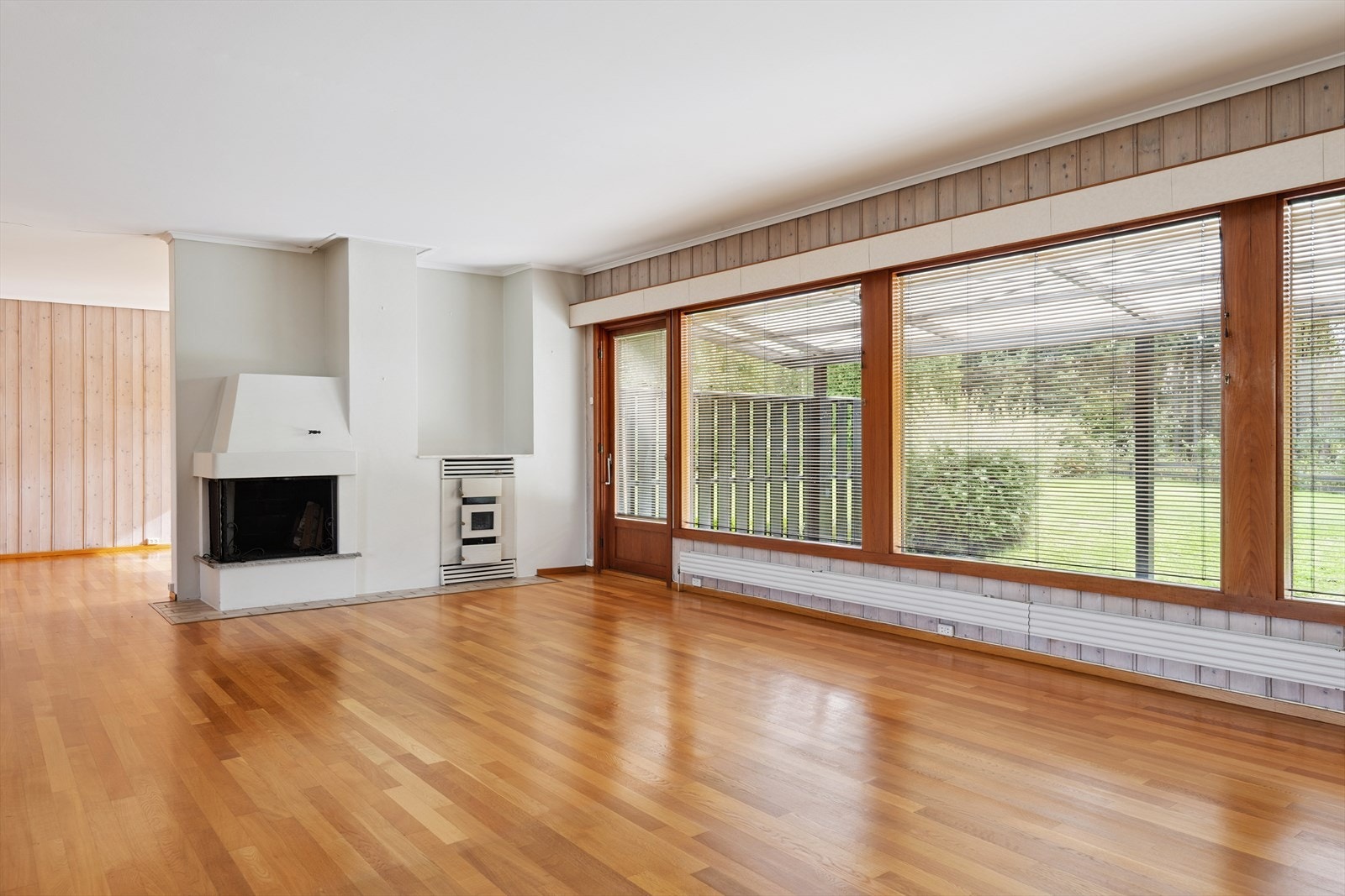 Stuen har store fine vinduer som gir inn mye lys Galleribilde