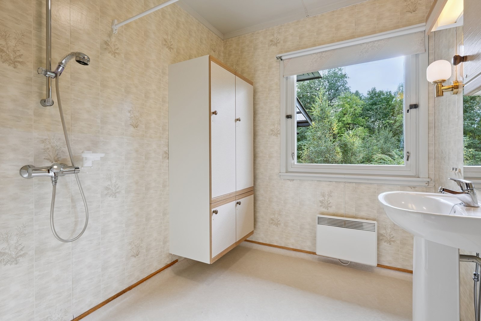 Bad med eldre belegg på gulv og våtromstapet Galleribilde