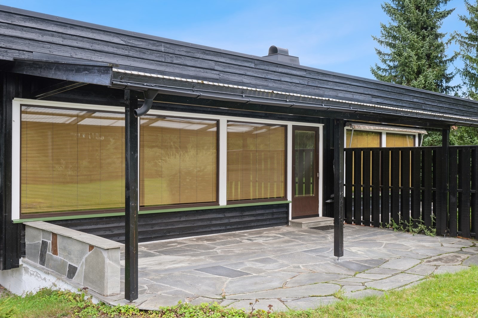 Solrik skiferlagt terrasse Galleribilde