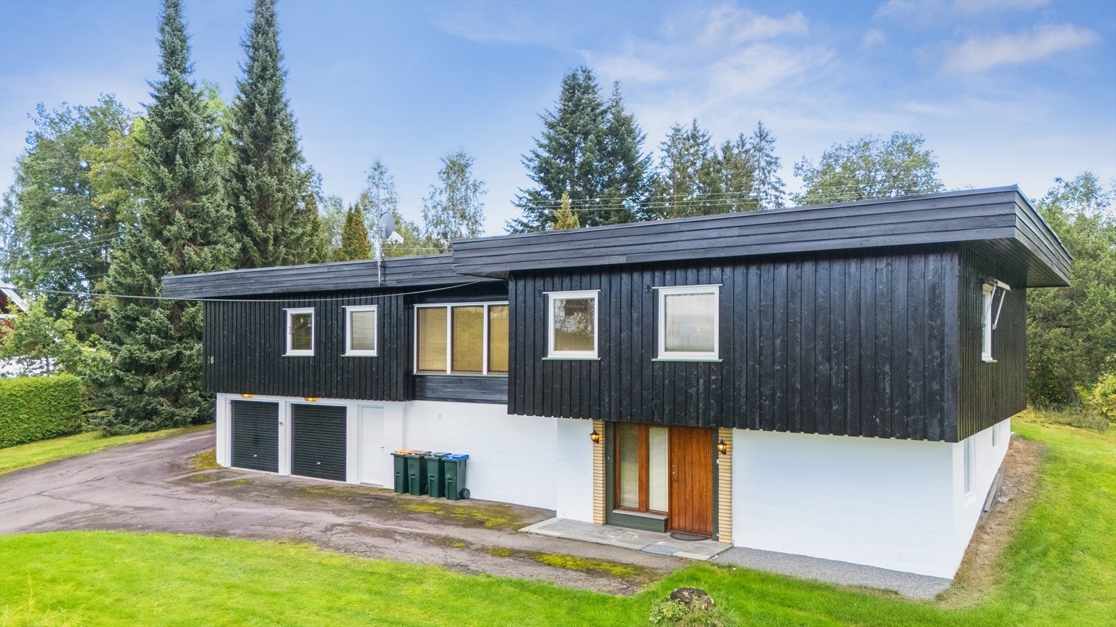 Velkommen til Lindsetveien - Eiendommen er på 2 plan med dobbel garasje i u.etg. Galleribilde