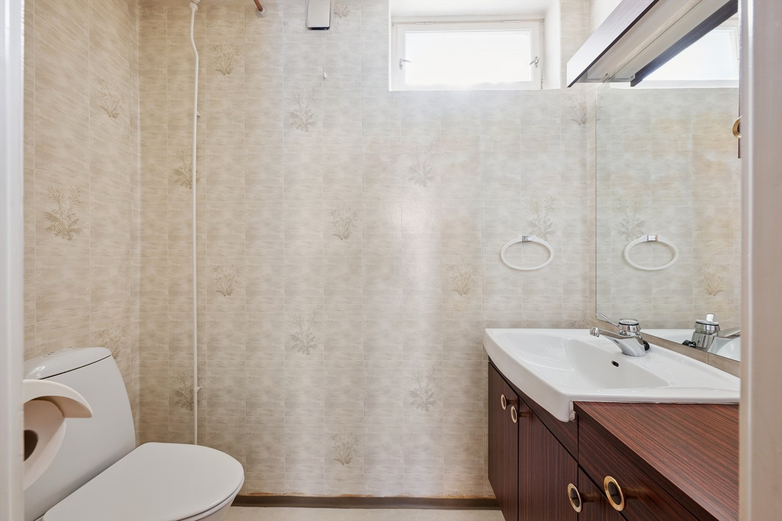 Separat toalettrom med innredning og servant. Galleribilde