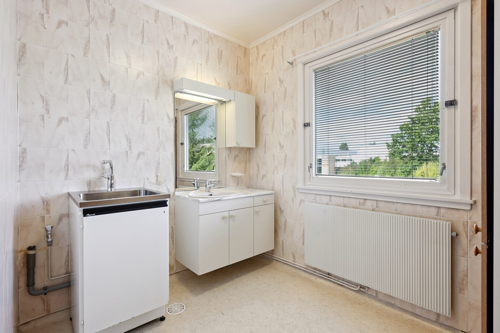 Vaskerom med belegg på gulv og våtromstapet, servant og skap. Utslagsvask Galleribilde