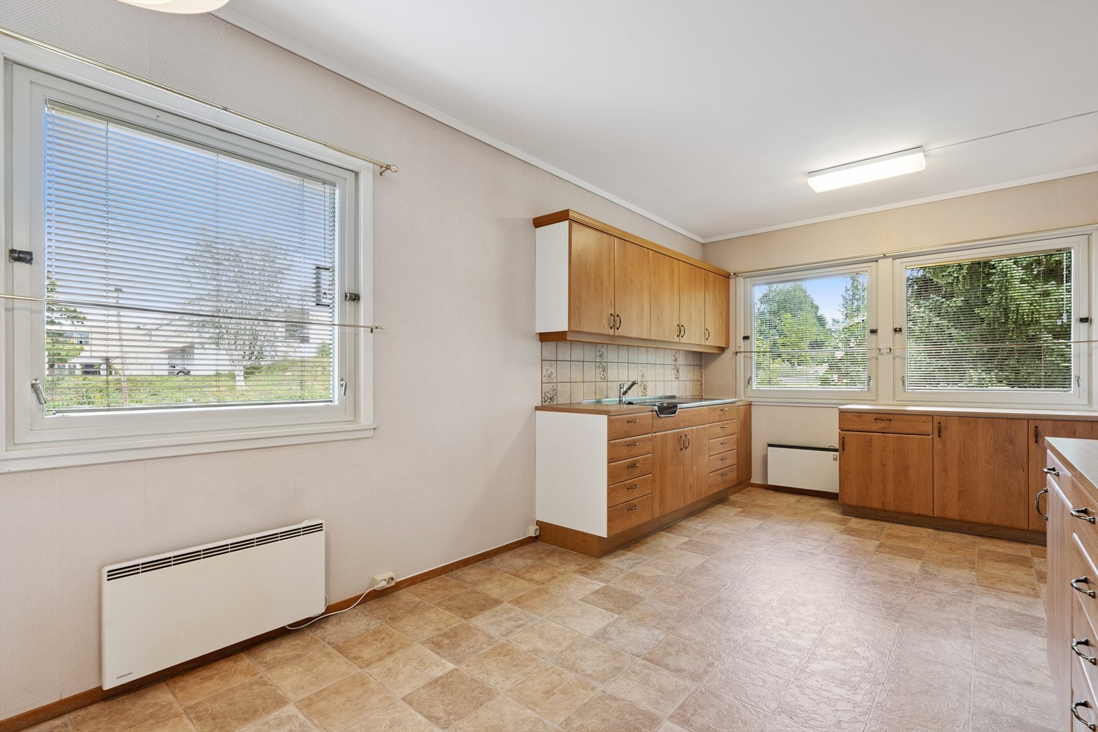 Romslig kjøkken med god spiseplass Galleribilde