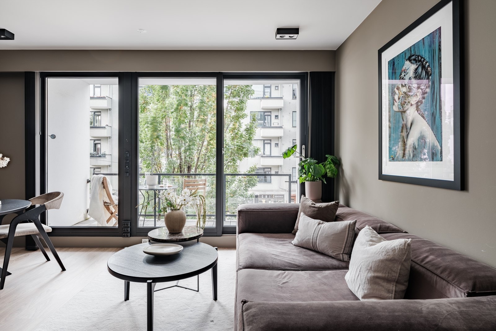 Dette er en gjennomgående og moderne 3-roms med høy standard og svært arealeffektiv planløsning. Galleribilde