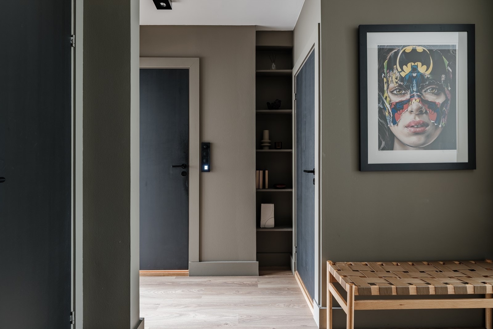 Innbydende inngangsparti. Plass til å sette inn skap der hvor benken står, hvis man ønsker det. Man har plass til oppheng av ytterjakker i innvendig bod. Galleribilde