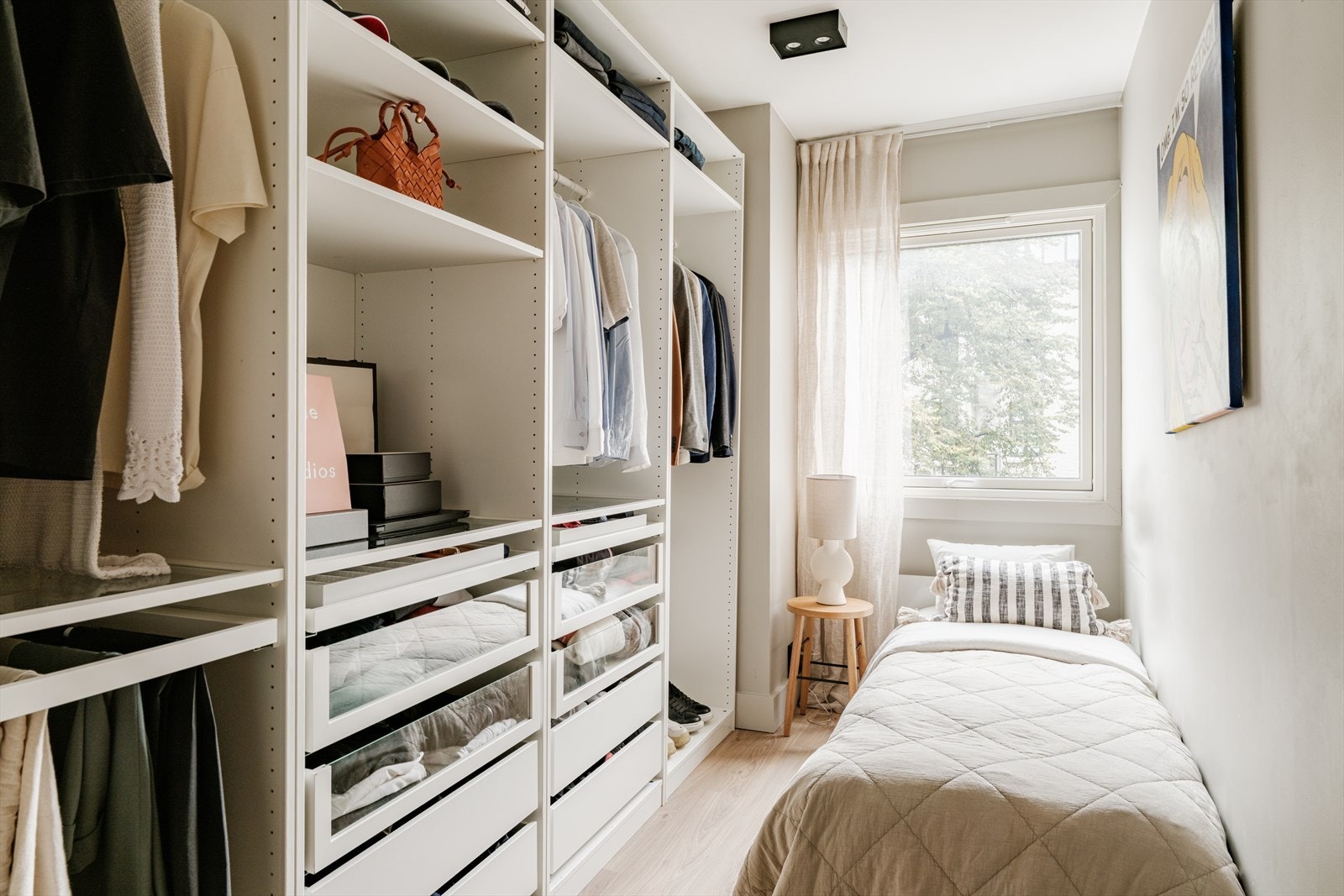 Soverom II med plass til masse garderobeskap og seng, evt. skrivebord. Galleribilde
