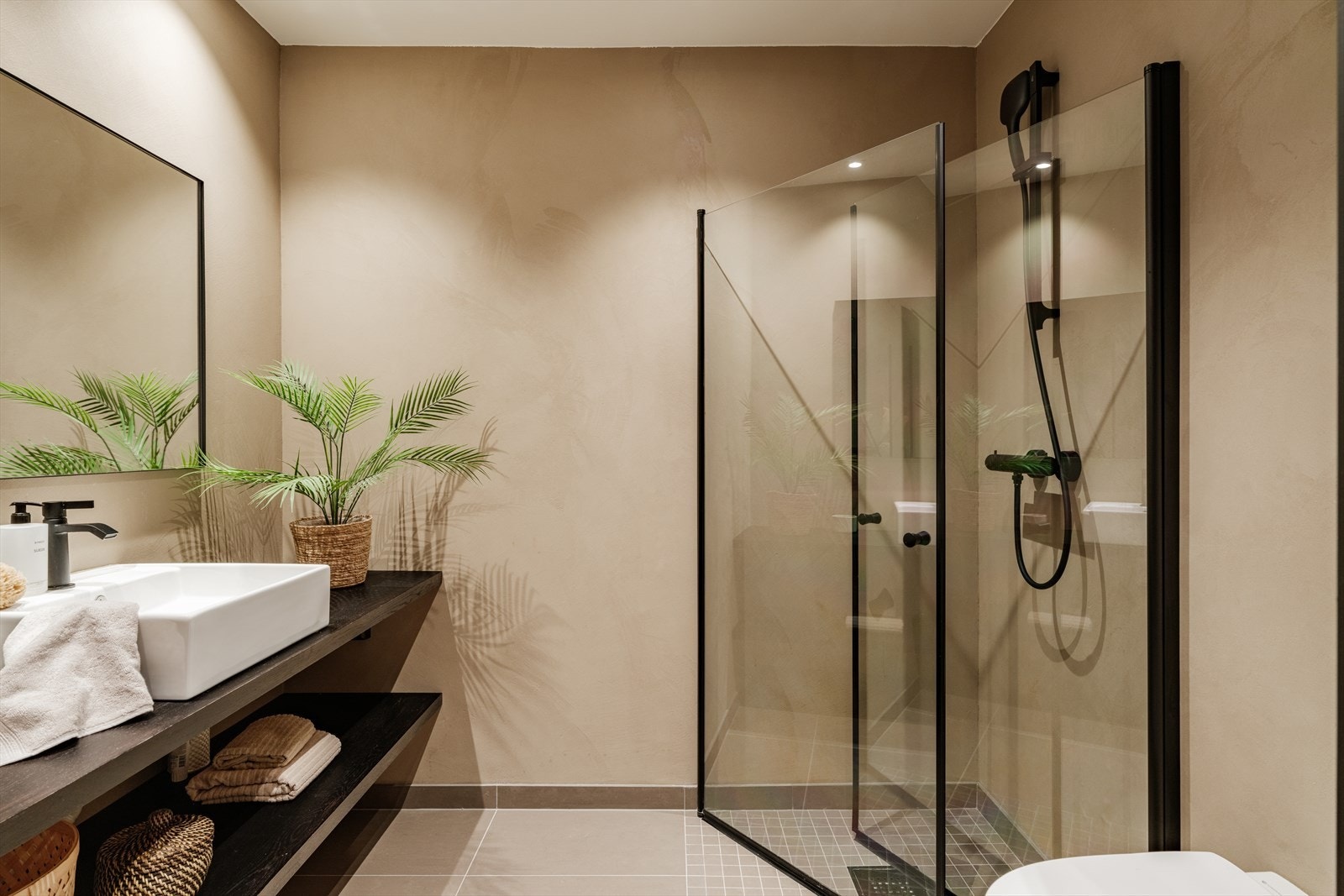 Badet er av god størrelse. Opplegg til vaskemaskin har man i naborommet. Galleribilde
