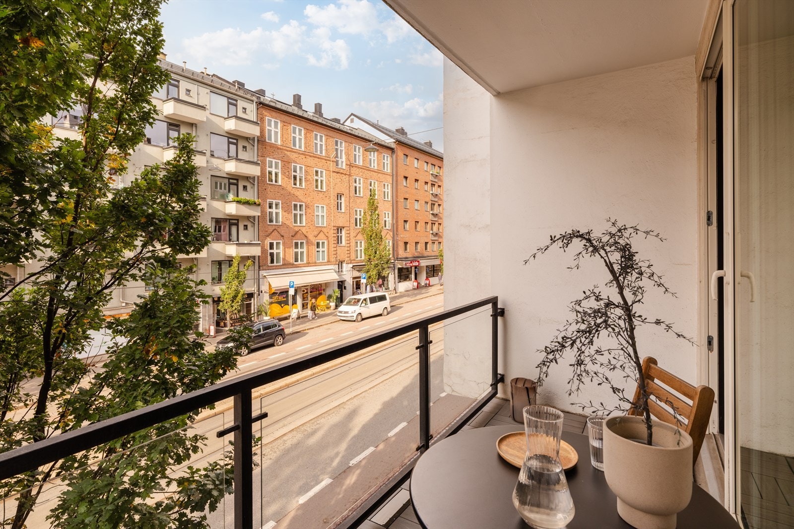 Det store treet skjermer mot innsyn og gir en hyggelig utsikt. Balkongen er nordvestvendt og har ettermiddagssol om sommeren. Galleribilde