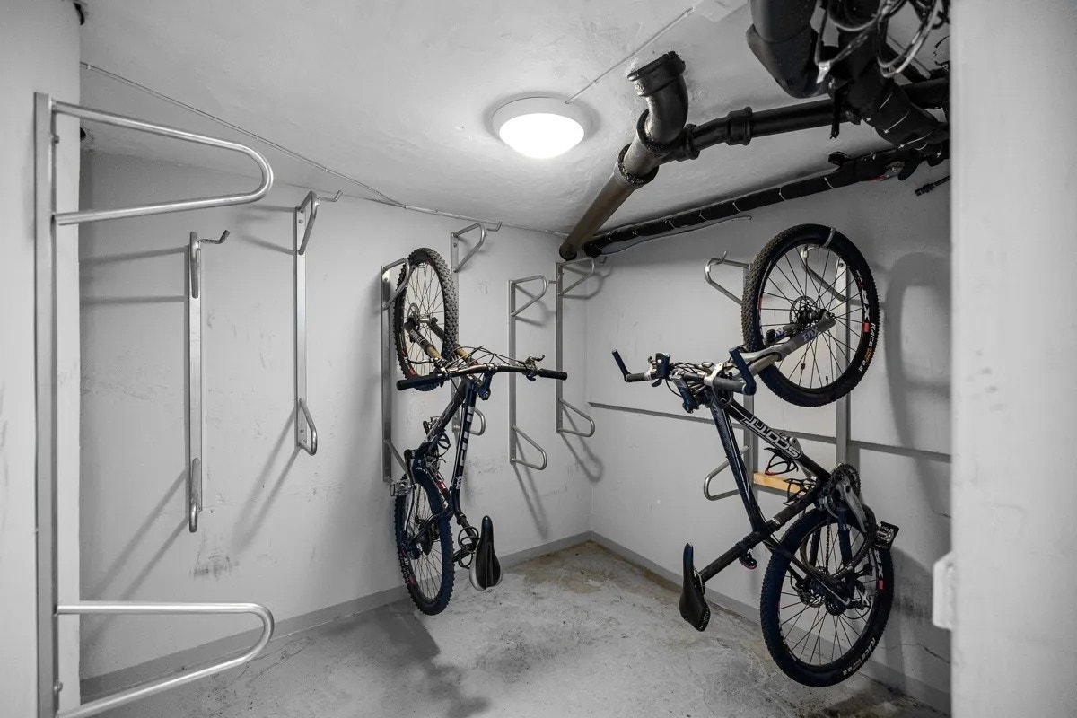 I kjelleren er det fellesvaskeri og felles sportsbod med sykkelparkering. Galleribilde