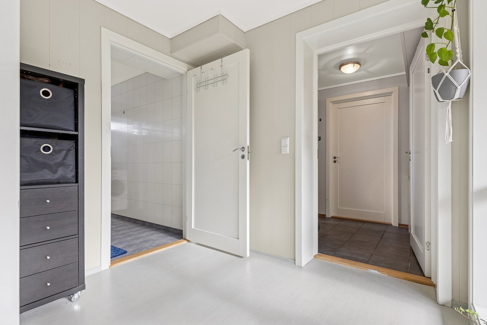 Leiligheten er holdt i lyse og tidsriktige farger. Galleribilde