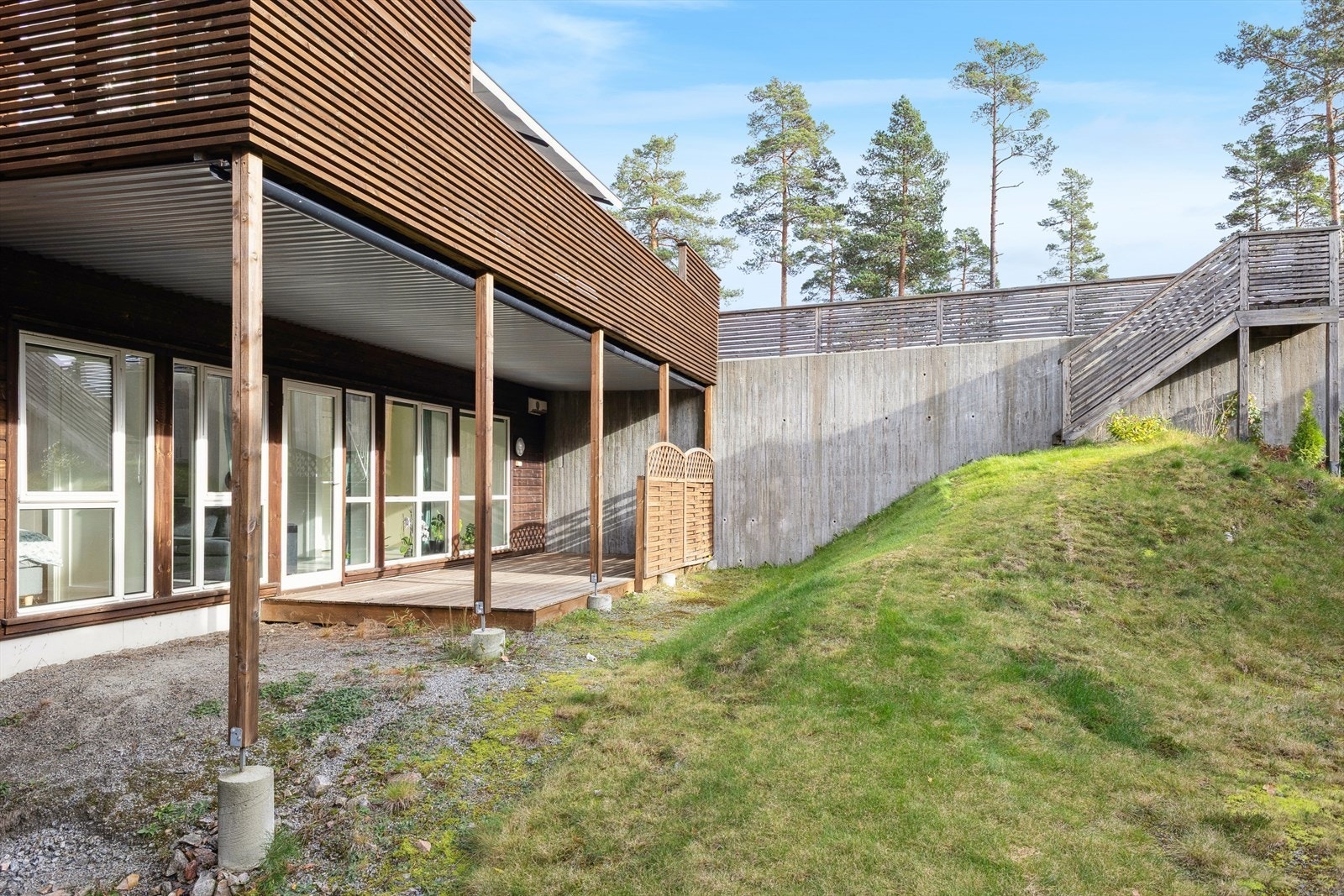 Sameiets fellesarealer er opparbeidet med grøntområder, støttemurer og asfalterte stikkveier. Galleribilde