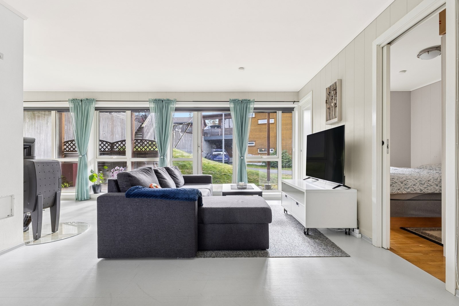 Stuen har flere store vindusflater som slipper mye godt dagslys inn i rommet. Galleribilde