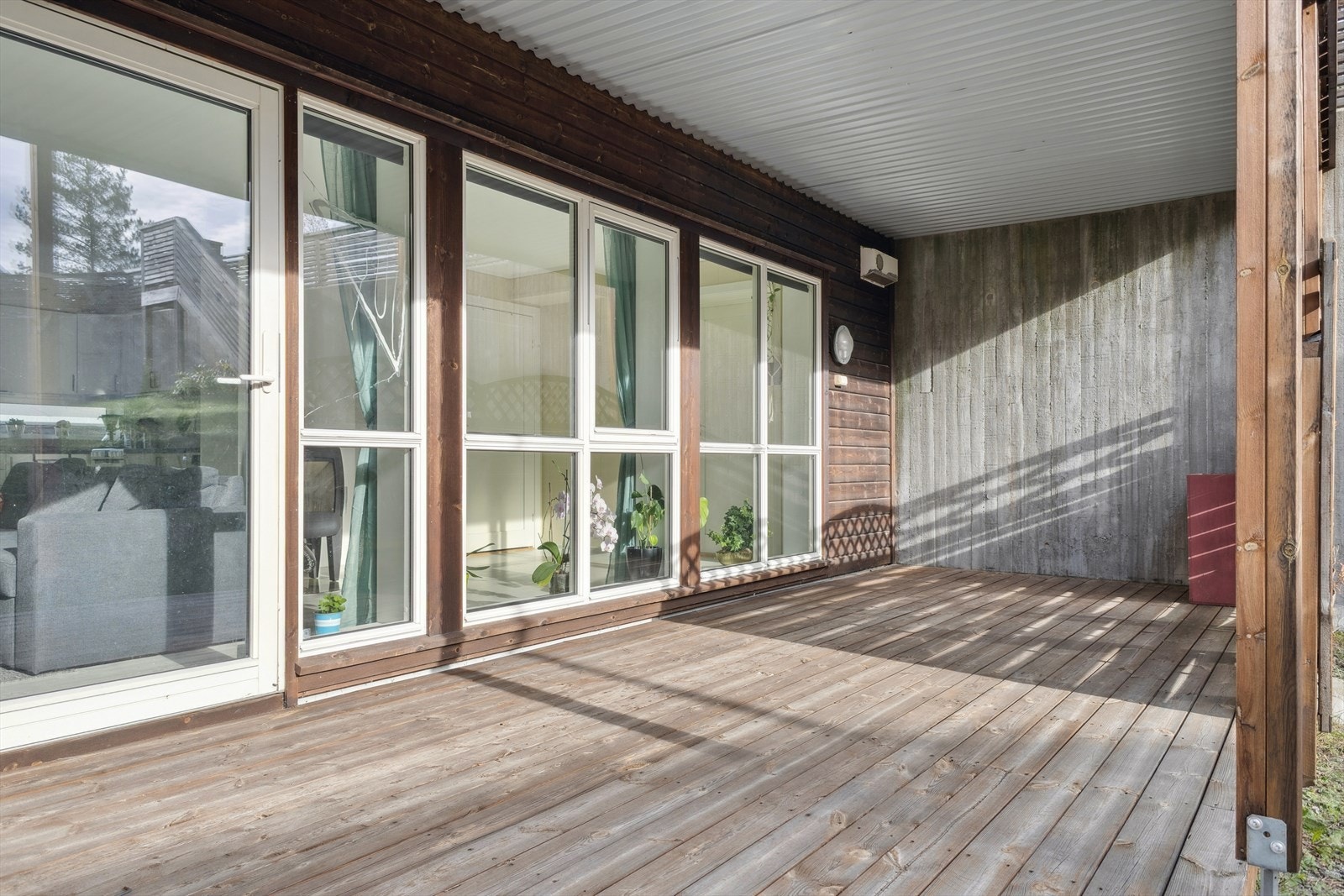 Terrassen fungerer som en forlengelse av stuen på varme sommerdager. Galleribilde