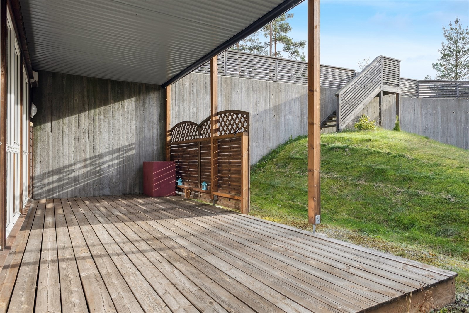 Leiligheten har en stor overbygd terrasse med god plass til hagemøbler, grill og blomsterktukker. Galleribilde