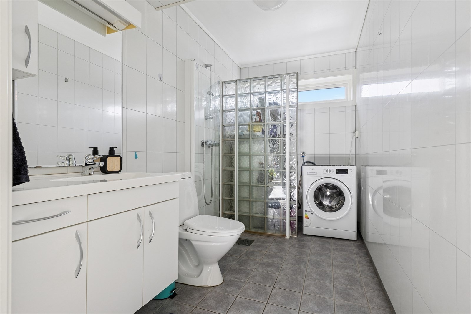 Badet er fra byggeår med flislagt gulv som har elektrisk gulvvarme, våtromsplater på veggene, samt slettmalt himling. Galleribilde