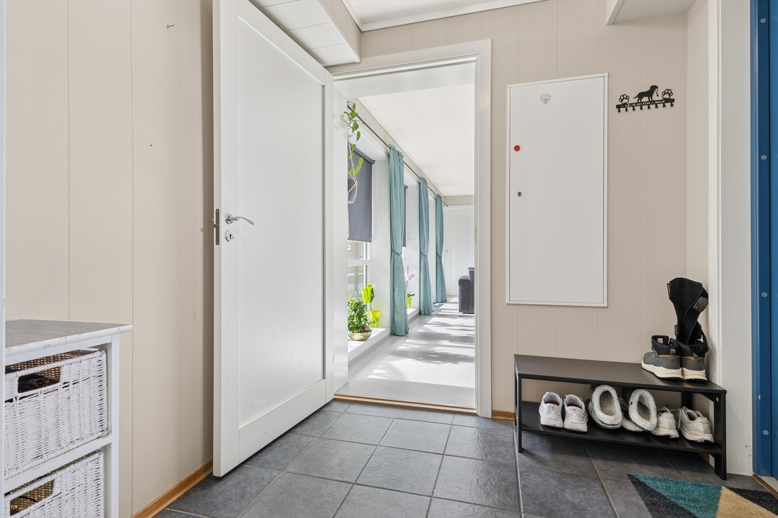Her ønskes du velkommen inn i en entré med god plass til å oppbevare ytterklær og sko. Galleribilde