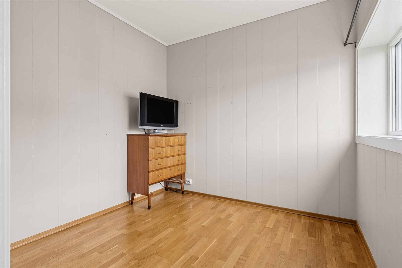 Det andre soverommet er praktisk utført med plass til seng, tilhørende møblement og oppbevaring. Galleribilde