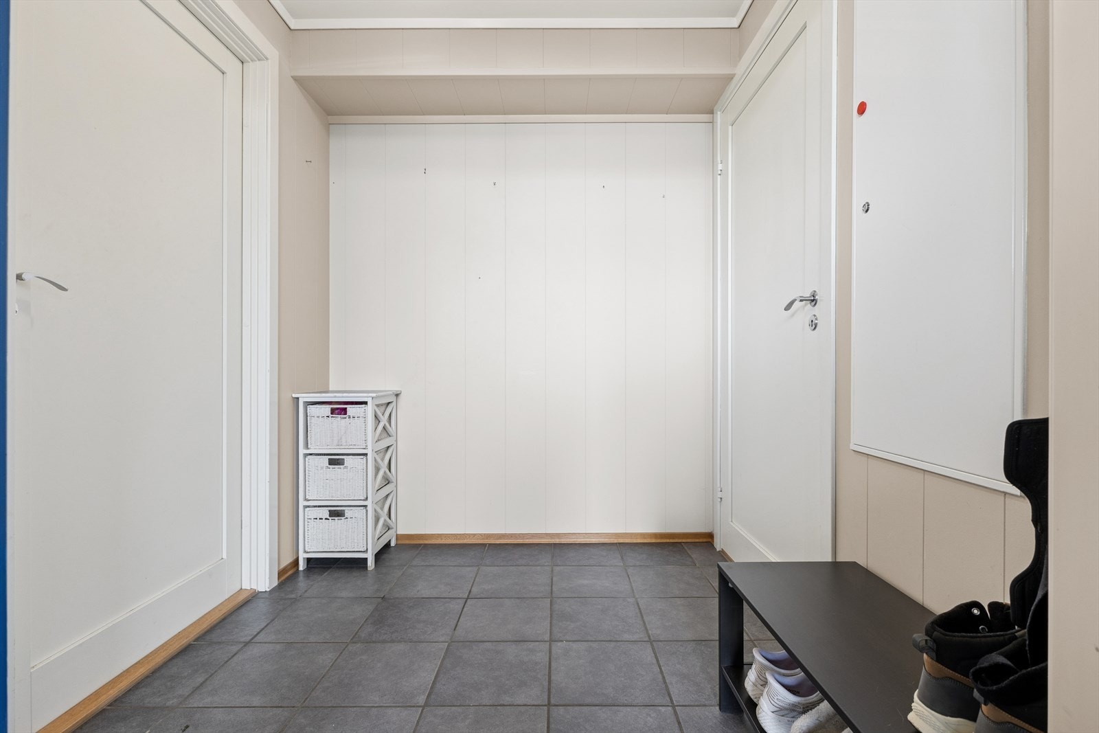 Boden er praktisk plassert inn fobi entreen, med god plass til diverse oppbevaring. Galleribilde