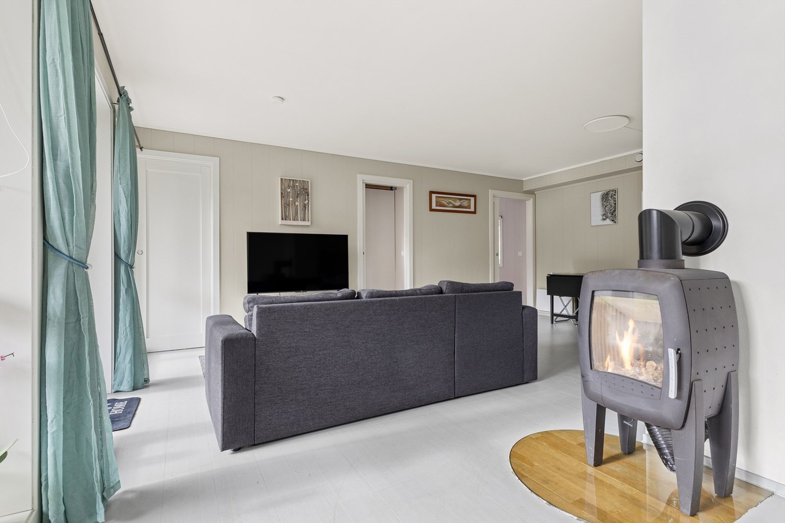 Stuen er møbleringsvennlig med plass til sofagruppe og TV-møblement. Galleribilde