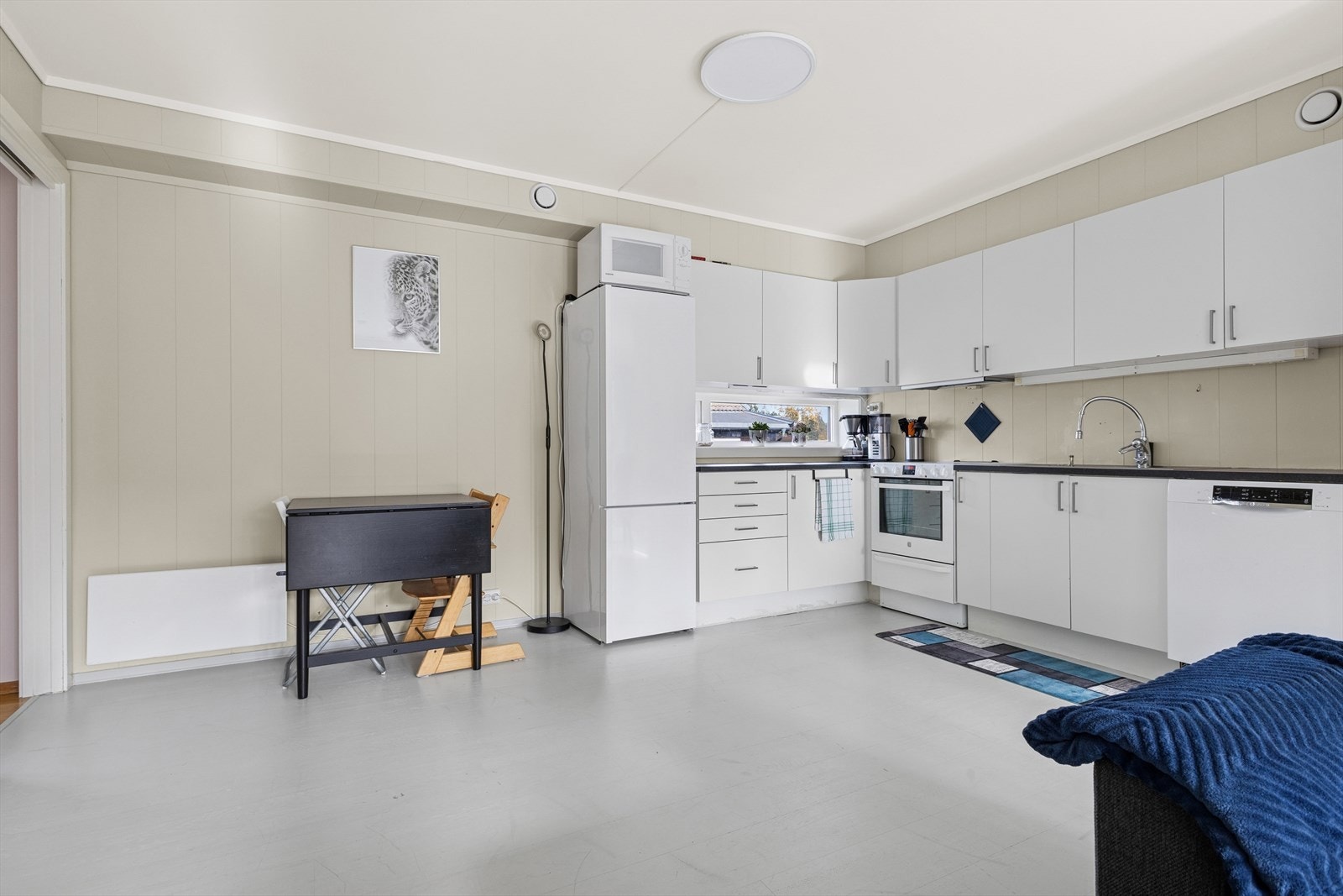 Kjøkkenet er utstyrt med utslagsvask og komfyrvakt. Galleribilde