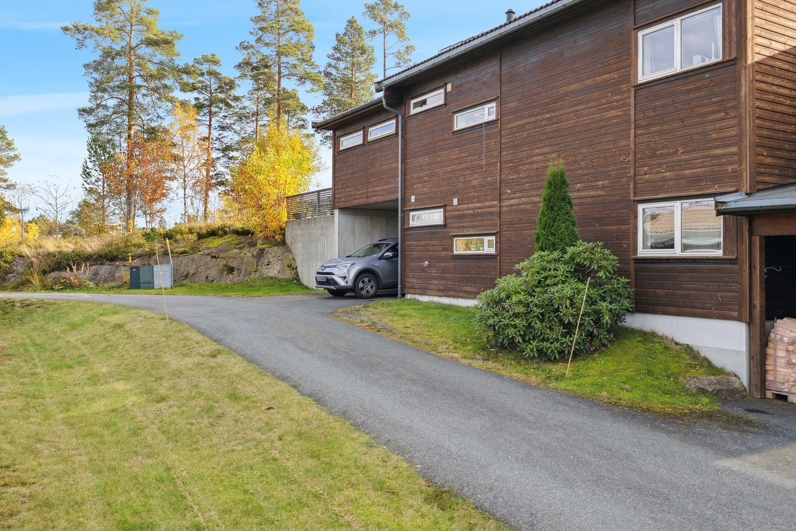 Her har man umiddelbar nærhet til dagligvare, friluftsliv og flotte naturopplevelser. Det er kort vei til både barnehage og skole. Galleribilde
