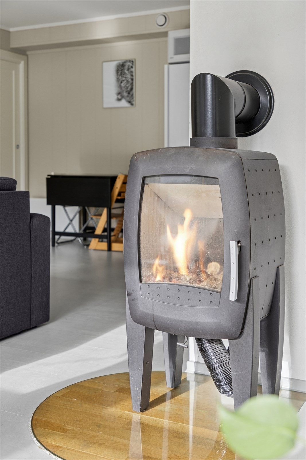 Det er montert vedovn for både varme og hygge på kalde dager. Galleribilde